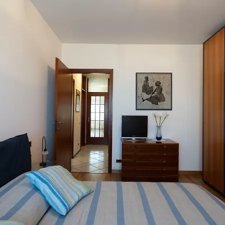 Two Bedrooms Ac Lake View By Rentallcomo شقة