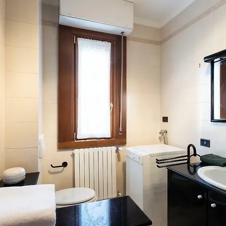 Two Bedrooms Ac Lake View By Rentallcomo شقة