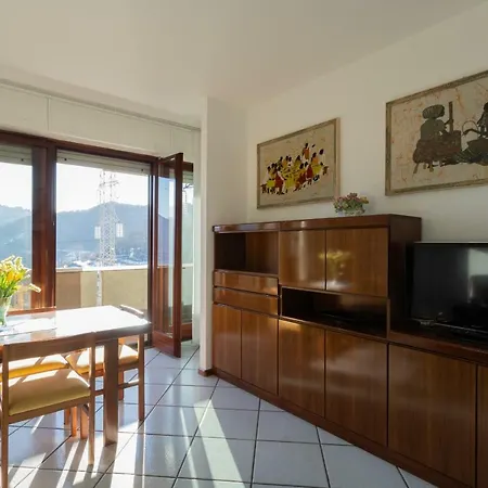 Two Bedrooms Ac Lake View By Rentallcomo شقة